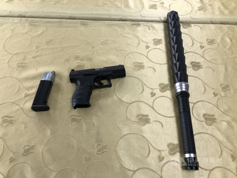苗栗縣警察局通霄分局26日表示,苑裡鎮陳姓男子向鄭姓男子借貸金錢卻無力償還,遭鄭男夥同謝姓友人以鎮暴槍射擊、電擊棒凌虐後倒臥路邊,警方獲報後2小時內火速逮捕鄭、謝2人,並起出施暴犯罪工具。(警方提供)中央社記者管瑞平傳真 110年10月26日