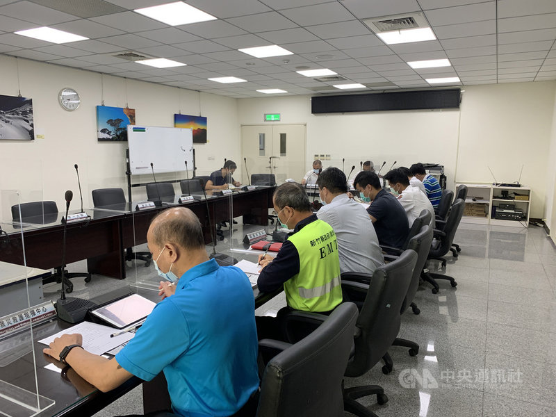 新竹縣一名男子日前倒臥房內,被消防人員判定明顯死亡未送醫,但葬儀社人員到場發現男子還有呼吸,再送醫後26日宣告不治;消防局26日召集科室主管開會檢討,思考如何改進作業流程,避免類似案件再發生。(新竹縣消防局提供)中央社記者郭宣彣傳真 110年10月26日