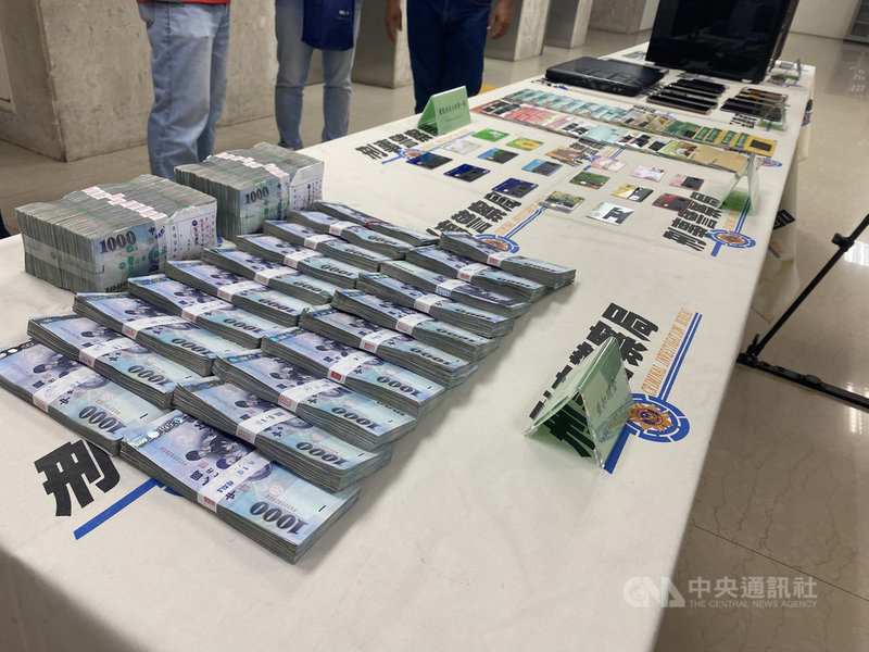 37歲林姓男子等人利用Apple Store與Google Play平台刷退交易漏洞,詐取遊戲「藍鑽」轉賣獲利,刑事局接獲知名企業遊戲橘子報案,循線於9月13日在桃園逮捕林男等5嫌,同時扣押新台幣1000萬元、手機、電腦、存摺、金融卡等贓證物。中央社記者黃麗芸攝 110年10月26日