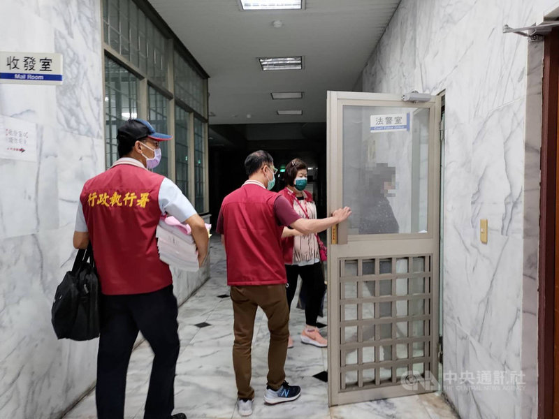 台東一家販售紅珊瑚藝品公司因欠稅與相關罰鍰,經國稅局移送強制執行,負責人許女拒繳欠款新台幣2200多萬元,還將資金轉帳至他人名下,行政執行署25日向法院聲請管收獲准。(行政執行署花蓮分署提供)中央社記者李先鳳傳真 110年10月26日