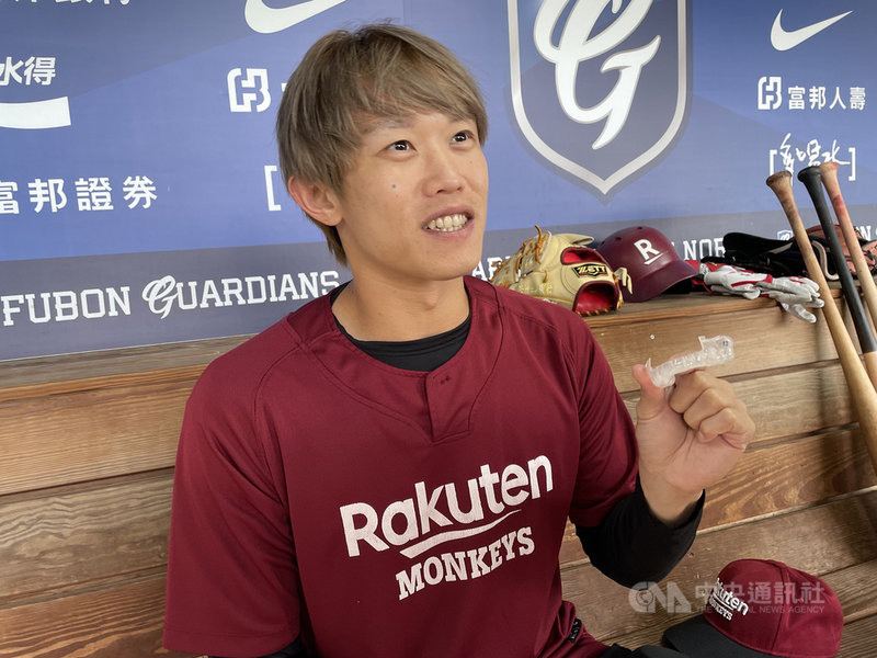 中職樂天桃猿隊投手陳冠宇26日賽前受訪秀出「秘密武器」,是幫助投球時咬合的牙套,主要幫助呼吸調整、增加爆發力,有了秘密武器與訓練結合,希望未來可以更好。中央社記者謝靜雯攝 110年10月26日