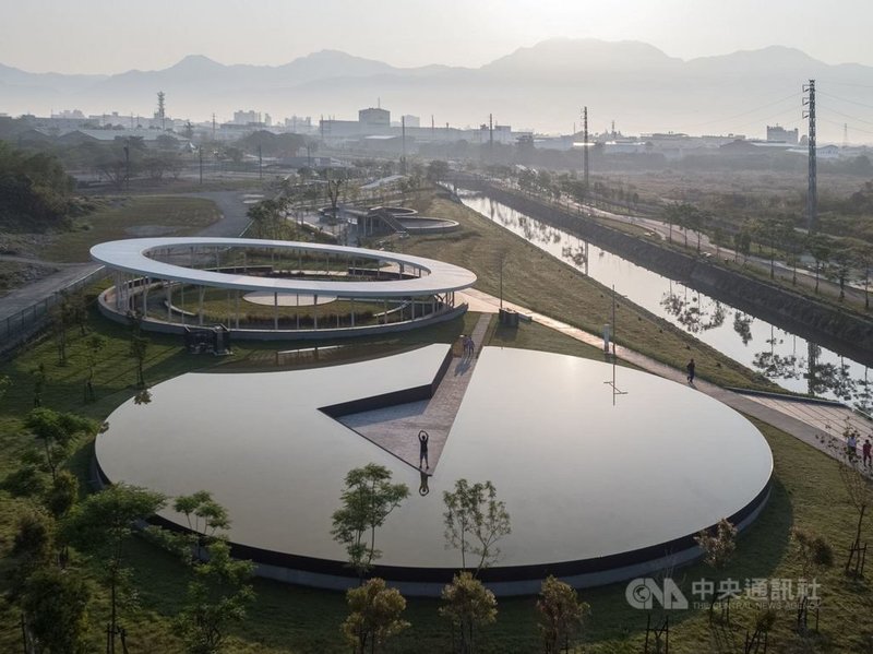 屏東縣民公園榮獲日本國際設計獎及國際景觀建築師協會亞太區景觀大賞榮譽,讓屏東縣民公園成為亞洲建築美學中最亮的一顆星。中央社記者郭芷瑄攝 110年10月26日