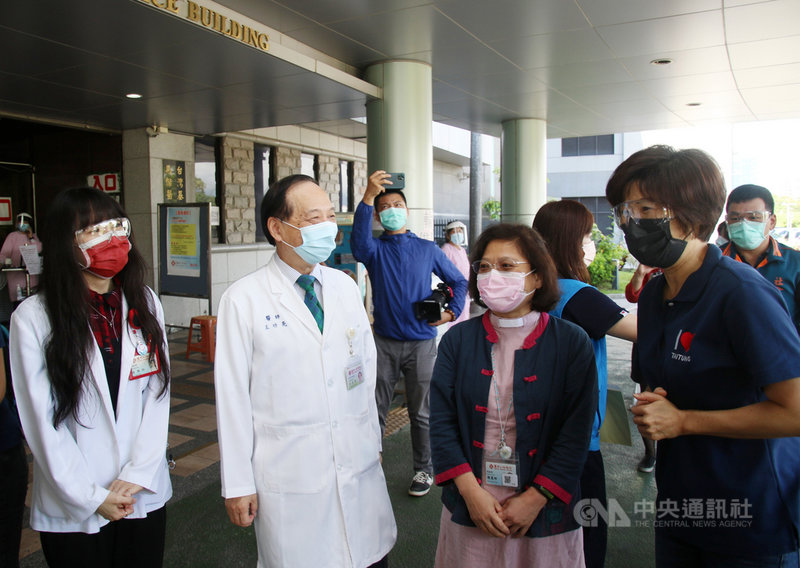 台東馬偕醫院擴床計畫獲中央核准,急性一般病床由原本337床擴充為377床,提高住院量能,降低民眾等待床位的困境。圖為日前台東縣長饒慶鈴(右)到台東馬偕紀念醫院感謝醫護防疫辛勞,院長王功亮(左2)也到場致意。(台東縣政府提供)中央社記者李先鳳傳真 110年10月26日