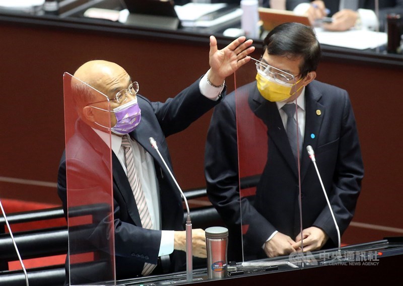行政院長蘇貞昌(左)26日在立法院表示,過去都說重北輕南、重大建設到不了屏東,他了解這一點,所以大力支持高鐵延伸屏東,但他也特別拜託交通部,未來高鐵不是只到六塊厝就終結,而是要繼續延伸到潮州。右為交通部長王國材。中央社記者郭日曉攝 110年10月26日