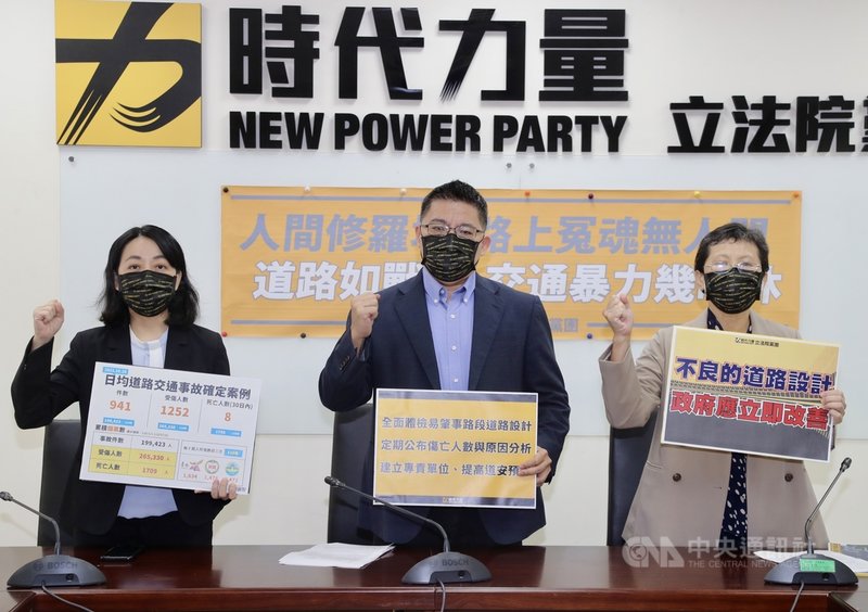 時代力量立法院黨團26日舉行記者會表示,道路設計不良導致用路人事故不斷發生,總召邱顯智(中)提出政府應全面體檢道路設計、定期公布交通傷亡人數、建立交通安全專責單位與提高道安預算等訴求。中央社記者張皓安攝 110年10月26日