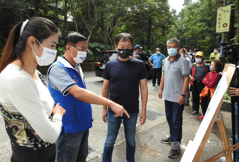 南投縣道151線延溪公路是前往溪頭要道,假日車流量大,路面耗損快,南投縣長林明溱(左2)26日踏勘多處坑坑窪窪路段,當場簽核經費,同意刨除重鋪。中央社記者蕭博陽南投縣攝 110年10月26日