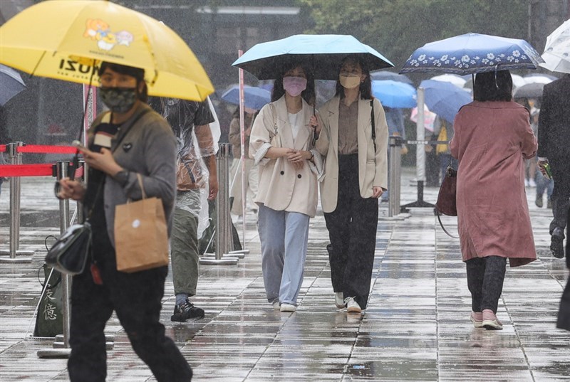 氣象專家吳德榮表示,本週受東北季風影響,視其挾帶水氣及冷空氣多寡稍有變化,大致呈東雨西晴的天氣。(中央社檔案照片)