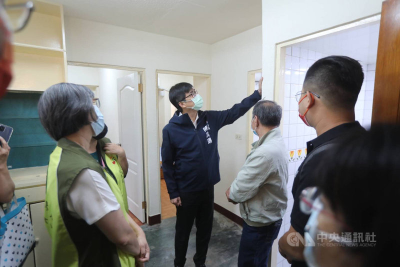高雄市長陳其邁(中)25日抽空陪同城中城災戶看房,並表示將研擬延長租屋補助期限。(高雄市社會局提供)中央社記者蔡孟妤傳真 110年10月26日