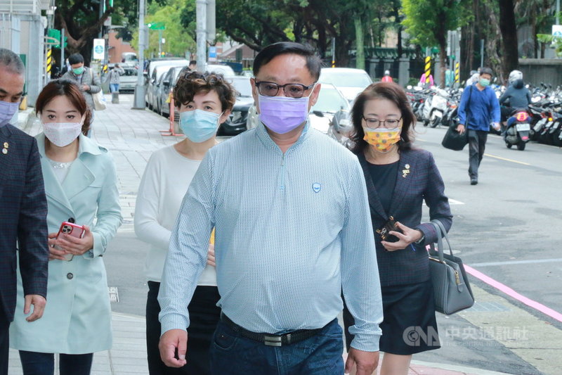 前寬頻房訊總經理游世一(前)涉及台開內線交易案,判刑4年4月定讞,26日向台北地檢署報到,訊後將發監執行。中央社記者蕭博文攝 110年10月26日