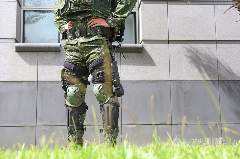國軍野戰型外骨骼系統首度曝光,能強化肌耐力、減緩舉起重物時膝蓋的負荷,且電池續航力達6小時。中央社記者游凱翔攝 110年10月26日