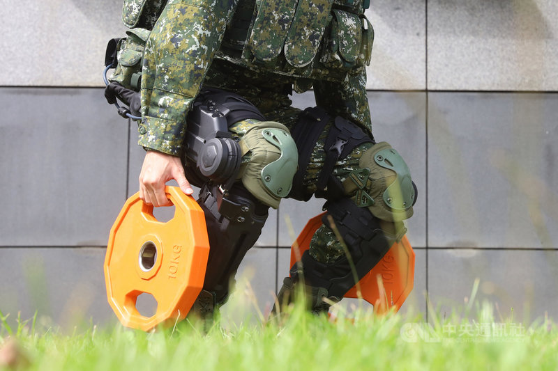 國軍野戰型外骨骼系統首度曝光,雖然暫時無法負重,但能強化肌耐力、減緩舉起重物時膝蓋的負荷。中央社記者游凱翔攝 110年10月26日