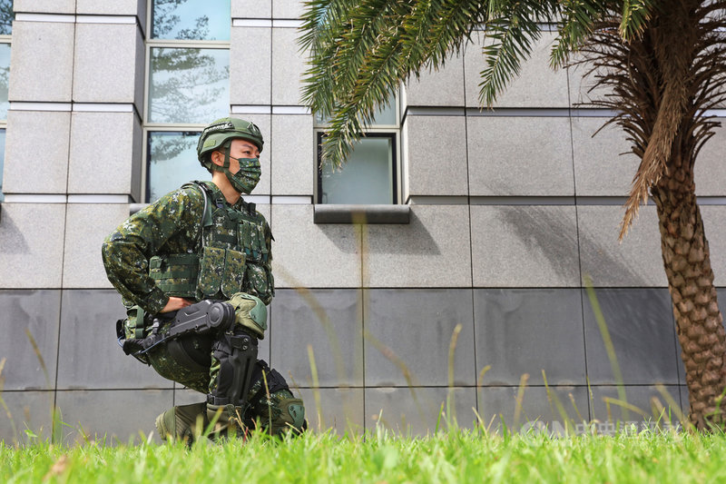 國軍野戰型外骨骼系統首度曝光,雖然暫時無法負重,但能強化肌耐力、減緩舉起重物時膝蓋的負荷。中央社記者游凱翔攝 110年10月26日