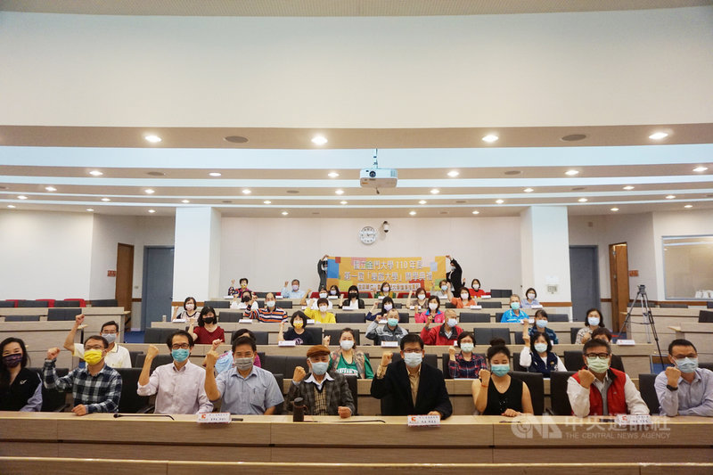 國立金門大學第1屆樂齡大學26日開學,30名長者展開36週的學習。金大校長陳建民(前排右4)表示,師生一起「學到老,活到老」,共同追求終身學習目標。中央社記者黃慧敏攝 110年10月26日