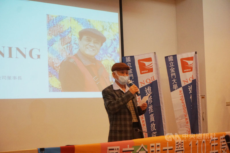 國立金門大學第1屆樂齡大學26日開學,81歲金大進修部企業系一年級學生顏達仁應校方邀請,在開訓典禮以「學長」身分勉勵學弟妹。中央社記者黃慧敏攝 110年10月26日