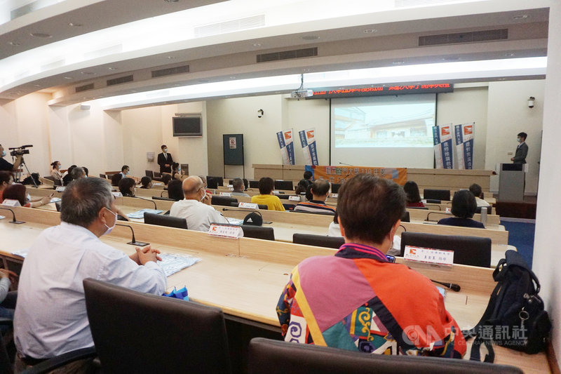 國立金門大學第1屆樂齡大學26日開學,30名長者展開36週的學習。在開訓典禮中,學生觀賞金大影片簡介。中央社記者黃慧敏攝 110年10月26日