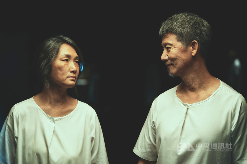奇幻國片「月老」由作家九把刀執導,男主角找來藝人柯震東擔綱,片中不少演員驚喜跨刀演出,連柯震東的爸媽也在電影中客串。(傳影互動提供)中央社記者葉冠吟傳真 110年10月26日
