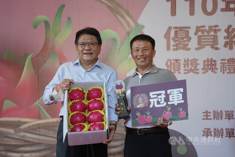 屏東縣政府26日公布首屆「屏東縣優質紅龍果評鑑」成績,萬丹鄉果農洪兆濡(右)奪得評鑑冠軍,與縣長潘孟安(左)合影。(屏東縣政府提供)中央社記者郭芷瑄傳真 110年10月26日