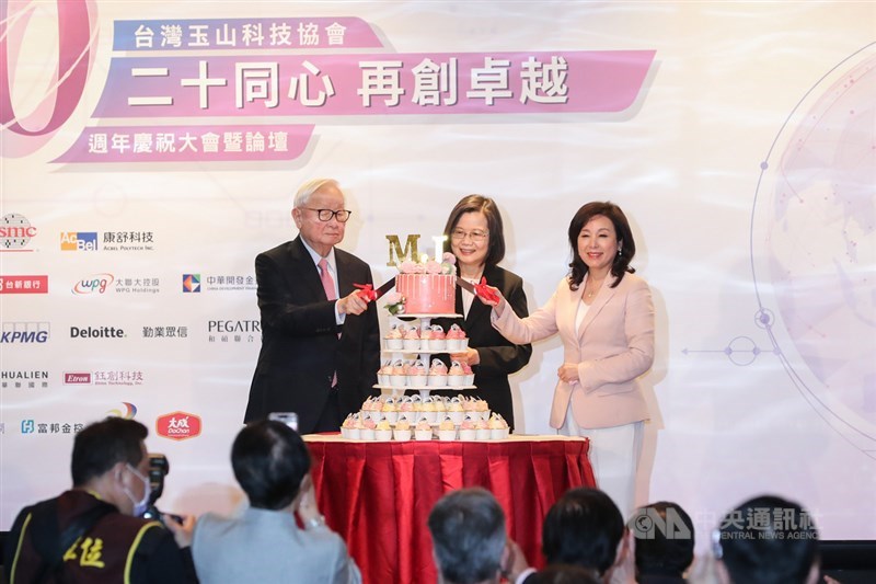 台灣玉山科技協會成立於2001年,26日在台北舉行20週年慶祝大會與論壇,晚間舉辦晚宴,協會理事長李紀珠(右)邀請總統蔡英文(中)、台積電創辦人張忠謀(左)一同切蛋糕,慶祝協會20週年。中央社記者裴禛攝 110年10月26日