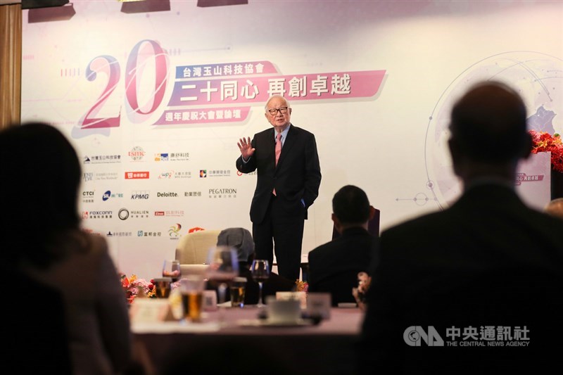 台灣玉山科技協會26日在台北國際會議中心舉行20週年慶祝大會暨論壇,台積電創辦人張忠謀(中)出席並發表演講,張忠謀受訪時表示,半導體缺貨情況嚴重,不知會缺到何時,不過他認為缺貨情況最終會緩解。中央社記者裴禛攝 110年10月26日
