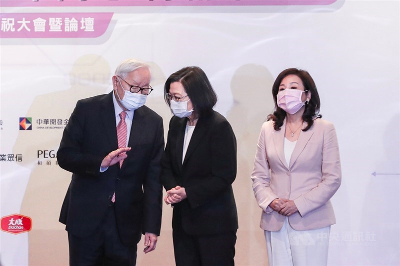 台灣玉山科技協會26日在台北國際會議中心舉行20週年慶祝大會晚宴,協會理事長李紀珠(右)邀請總統蔡英文(中)、台積電創辦人張忠謀(左)出席與會,兩人在台上交換意見。中央社記者裴禛攝 110年10月26日