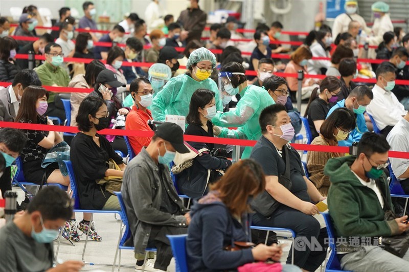 台北花博爭艷館大型接種站25日持續開放施打COVID-19疫苗,上午就陸續有許多民眾前來,在位置上等候醫護人員接種疫苗。中央社記者徐肇昌攝 110年10月25日