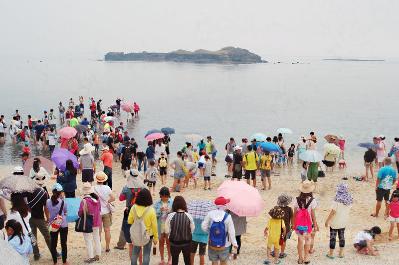 澎湖縣政府旅遊處公告今年1至9月份觀光人數,只有50萬1757人次,比去年同期94萬3982人次,足足少了44萬2225人次,今年若要突破百萬人次,以目前僅剩的淡季來看,將有點難度。圖為2016年7月30日澎湖旅遊人潮。中央社 110年10月26日