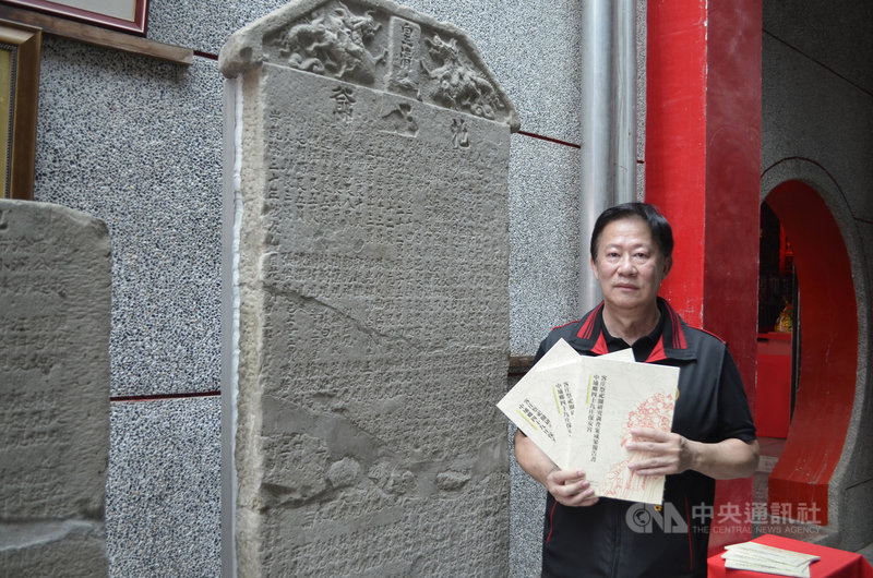 雲林科技大學台灣文化資產修復與研究中心受中埔鄉公所委託進行「中埔鄉四十九庄保安宮祭祀圈研究調查」,採集四十九庄保安宮主神「池王爺」的民間傳說故事、口述歷史集結成冊,成為中埔鄉與嘉義當地重要史料。圖為保安宮主委郭明彰。中央社記者蔡智明攝 110年10月26日