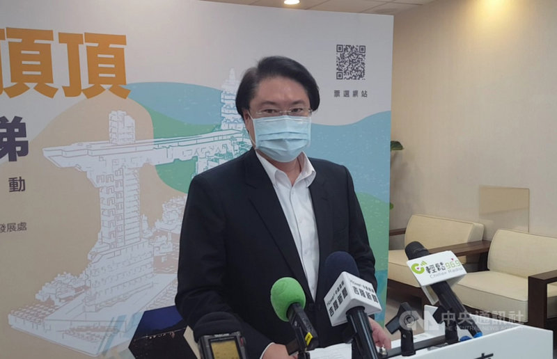 基隆市政府26日舉行市務會議後記者會,面對媒體詢問有網友指市長林右昌在蹭聲量一事,林右昌說,這沒什麼好回應,真理就是在那邊,不要模糊焦點,大家也不需挑撥離間。中央社記者王朝鈺攝 110年10月26日