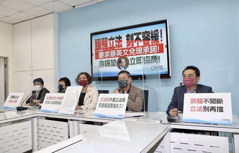 立法院國民黨團26日召開記者會,黨團書記長陳玉珍(中)、立委林為洲(右2)、林思銘(左1)、葉毓蘭(左2)、洪孟楷(右1)出席,呼籲立法院長游錫堃立即就「跟騷法」召開朝野協商。中央社記者張皓安攝 110年10月26日