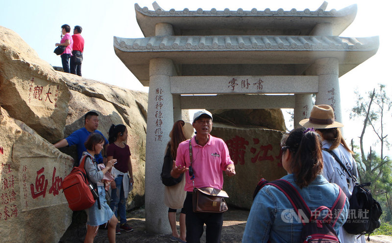 金門縣舊金城有不少明清時期遺跡,文化局和當地居民推動「明清金門城遺跡申請登錄為史蹟」行動,為聽取各界意見,文化局將於11月12日辦理公聽會,歡迎各界人士踴躍參加。圖為2016年11月14日民眾走訪金門城內虛江嘯臥碣群。中央社記者黃慧敏攝 110年10月26日
