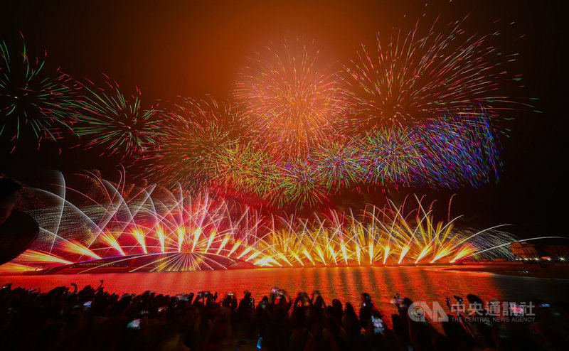澎湖縣政府旅遊處26日指出,2022年的澎湖國際海上花火節將邁入20週年,預計自4月25日起至6月30日止將施放23場,無人機數量與煙火精彩度都會比今年更盛大,期盼為澎湖再創觀光旅遊高峰。(澎湖縣政府提供)中央社 110年10月26日