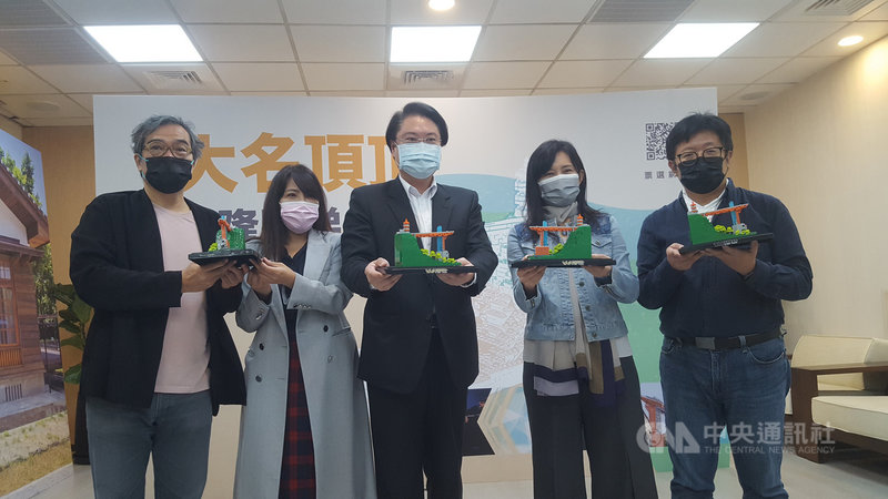 基隆市政府在義二路、正義路口興建高約50公尺通往中正公園的豎梯將在年底完工,市長林右昌(中)26日邀民眾共同參與命名票選活動。中央社記者王朝鈺攝 110年10月26日