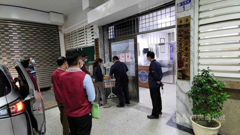 台東一家販售紅珊瑚藝品公司因欠稅與相關罰鍰,經國稅局移送強制執行,負責人許女(後中)拒繳欠款新台幣2200多萬元,還將資金轉帳至他人名下,法務部行政執行署花蓮分署25日解送許女至花蓮看收所執行管收。(行政執行署花蓮分署提供)中央社記者李先鳳傳真 110年10月26日