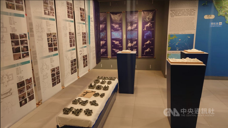 「島嶼地誌特展」在東莒遊客中心展出,展示馬祖列島沙盤模型與地誌說明,提供不同觀點看待金馬豐富的戰地文化脈絡。(寓山文化工作室提供)中央社記者邱筠馬祖傳真 110年10月26日