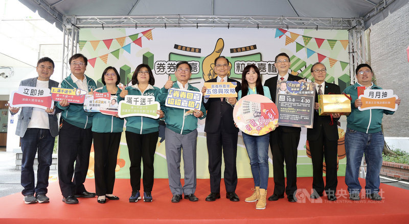 民進黨立委陳明文(左5)、蔡易餘(右1)、王美惠(左4)、吳玉琴(左3)、邱泰源(左2)26日在立法院康園餐廳前廣場舉辦「五倍興攻略促銷活動」記者會,推廣嘉義農特產品,立法院長游錫堃(右5)、民進黨立委莊瑞雄(左1)也到場支持,希望民眾支持嘉義農民,共同品嚐優質、新鮮在地農產品。中央社記者張皓安攝 110年10月26日