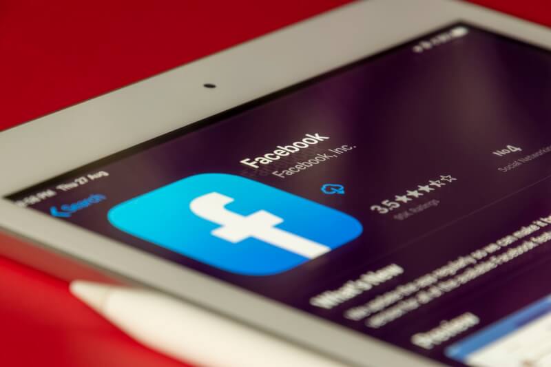 Meta旗下臉書（Facebook）每日活躍用戶數突破20億人。（圖取自Unsplash圖庫）