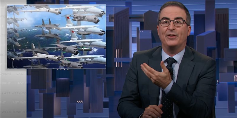 約翰奧利佛在節目中提到,兩岸關係日益緊張。(圖取自 LastWeekTonight YouTube網頁youtube.com)
