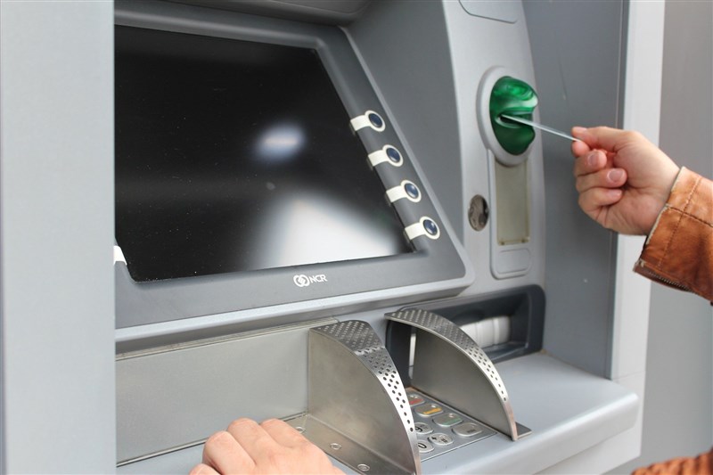 財金公司8日表示，將於10日凌晨交易離峰時段辦理「ATM及通匯系統主機維護」作業，影響民眾跨行交易時間約為20分鐘。（示意圖／圖取自Pixabay圖庫）