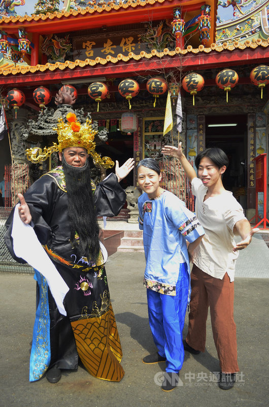 嘉義縣中埔鄉公所31日將在四十九庄保安宮舉辦「王爺公有保庇,請大家來看戲」活動,邀請蘋果劇團帶來「保庄佑民四十九庄王爺公」兒童劇表演。中央社記者蔡智明攝 110年10月26日