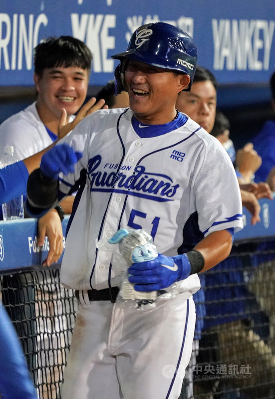 中職富邦悍將隊野手于森旭26日在新莊主場與樂天桃猿隊交手，先發守游擊、打第9棒，2局敲出帶打點安打，4局也敲安，7局轟陽春砲，這發全壘打也是于森旭繼2018年6月12日後，睽違3年多再度開轟。（富邦悍將提供）中央社記者謝靜雯傳真  110年10月26日