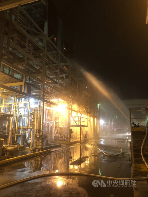 高雄市林園區合興石化公司廠區25日晚間9時多發生火警,消防局獲報前往撲滅火勢,所幸無人傷亡受困。(高雄市消防局提供)中央社記者蔡孟妤傳真 110年10月26日