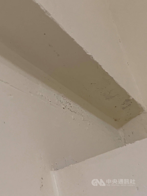 位於北投區磺港路附近的新奇岩社會住宅將開放入住,但住戶點交時發現多項瑕疵,包含牆壁出現裂痕(圖)、門把生鏽等。(黃郁芬辦公室提供)中央社記者劉建邦傳真 110年10月26日