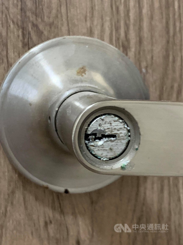 位於北投區磺港路附近的新奇岩社會住宅將開放入住,但住戶點交時發現多項瑕疵,包含牆壁出現裂痕、門把生鏽(圖)等。(黃郁芬辦公室提供)中央社記者劉建邦傳真 110年10月26日
