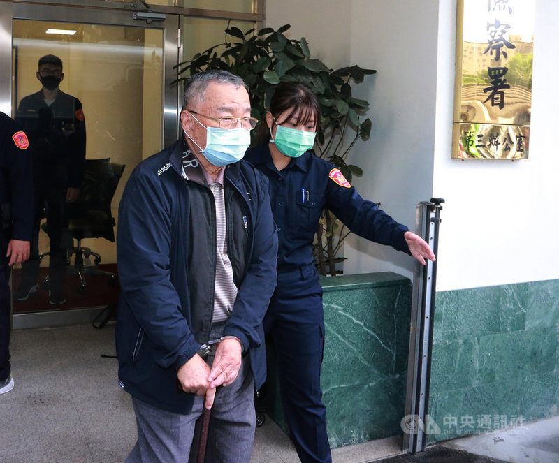 前台開董事長蘇德建(左)涉及台開內線交易案,判刑3年8月定讞,26日向台北地檢署報到,發監執行。中央社記者蕭博文攝 110年10月26日