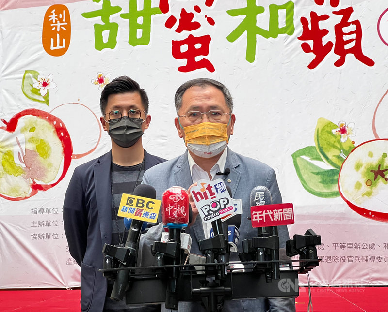 台北市副市長蔡炳坤(右)26日出席活動時受訪表示,北市接種量能穩定,只要提早告知就可提升,正盤點適合的接種站並提升合約診所數量,以備不時之需。中央社記者陳昱婷攝 110年10月26日