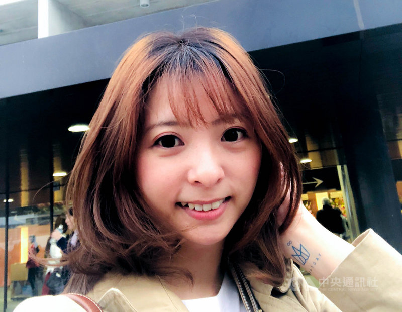 作家林徹俐(圖)生於台南靠海小鎮灣裡,是家中6個小孩中的第5個,也是5個女兒中最小的一個;她的首部散文集「附神:我那借身給神明的父親」,細寫對父親長期從事神職工作的心疼與不捨。(印刻出版提供)中央社記者邱祖胤傳真 110年10月26日
