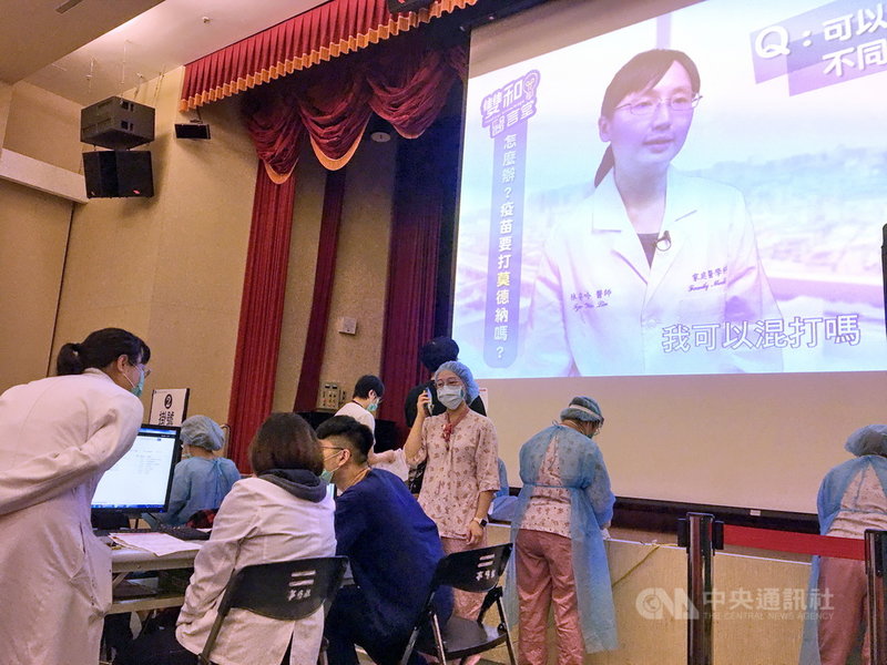新北市長侯友宜27日在防疫會議後表示,新北的COVID- 19疫苗接種第1劑涵蓋率雖7成,盼望辛苦醫護繼續努力接種。圖為衛福部雙和醫院25日晚間忙碌為民眾接種。中央社記者黃旭昇新北攝 110年10月27日