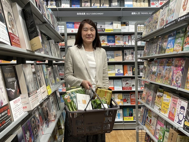 誠品首家社區創新店27日開幕,插旗北市內湖。誠品董事長吳旻潔指出,誠品未來將深入台灣各角落,加強與社區文化的連結。預計社區型店面2022年將達35家,3年內拚達100家。中央社記者蔡芃敏攝 110年10月27日