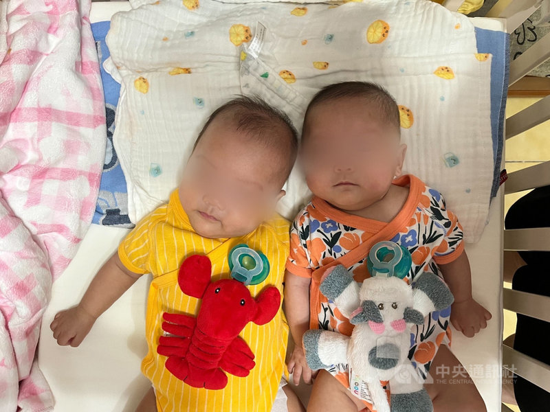 馬偕醫院在疫情期間守護相隔12天出生的早產雙胞胎姐妹,經過近4個月的住院照顧,雙胞胎姐姐(右)與妹妹(左)的體型已接近同齡孩子。(馬偕醫院提供)中央社記者江慧珺傳真 110年10月27日