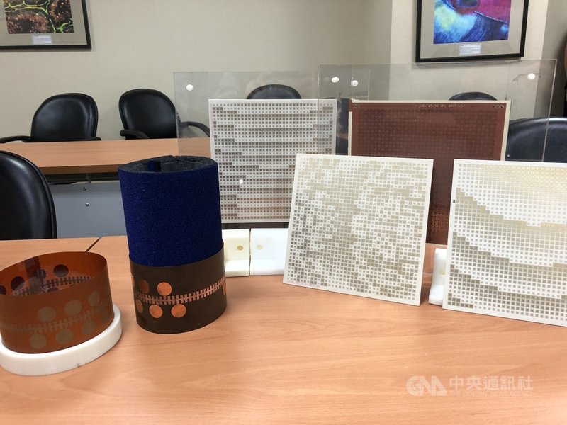 科技部於27日舉行研究成果記者會,中正大學團隊展示電磁智慧面技術,右邊成果為透過反射技術,左邊為透過繞行技術,可以安裝在建築物柱子上,使用繞行面消除因為障礙物遮擋產生的通訊盲區,兩者都可以達到提高訊號覆蓋率的效果。中央社記者蘇思云攝 110年10月27日